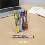 Porta plumones de acrílico transparente, ideal para organizar marcadores, plumas o lápices en tu escritorio con un diseño limpio y funcional. 📏 Características: Material: Acrílico transparente de alta resistencia Medidas: 8 cm x 4 cm x 10 cm de alto Diseño vertical que ahorra espacio Ideal para plumones, marcadores, lápices o plumas